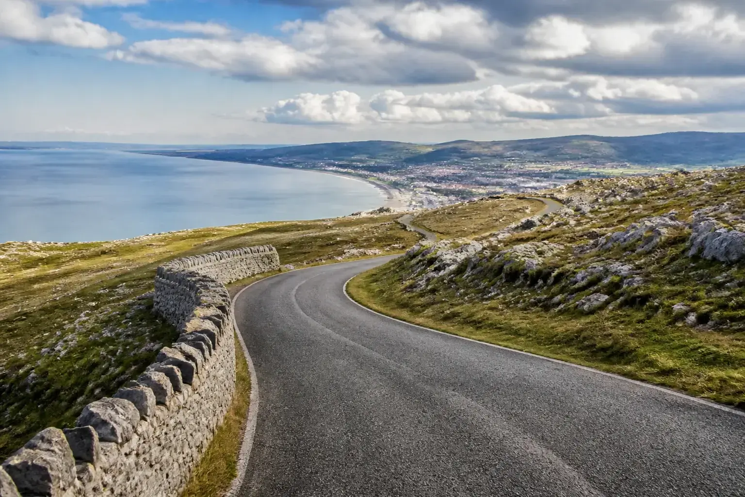 Illustrazione editoriale del Great Orme sopra Llandudno, arrivo della tappa 3 del Tour of Britain Women 2026