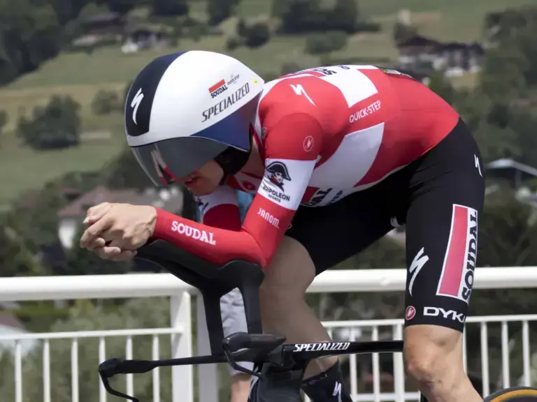Kasper Asgreen impegnato in una cronometro con la maglia Soudal Quick-Step