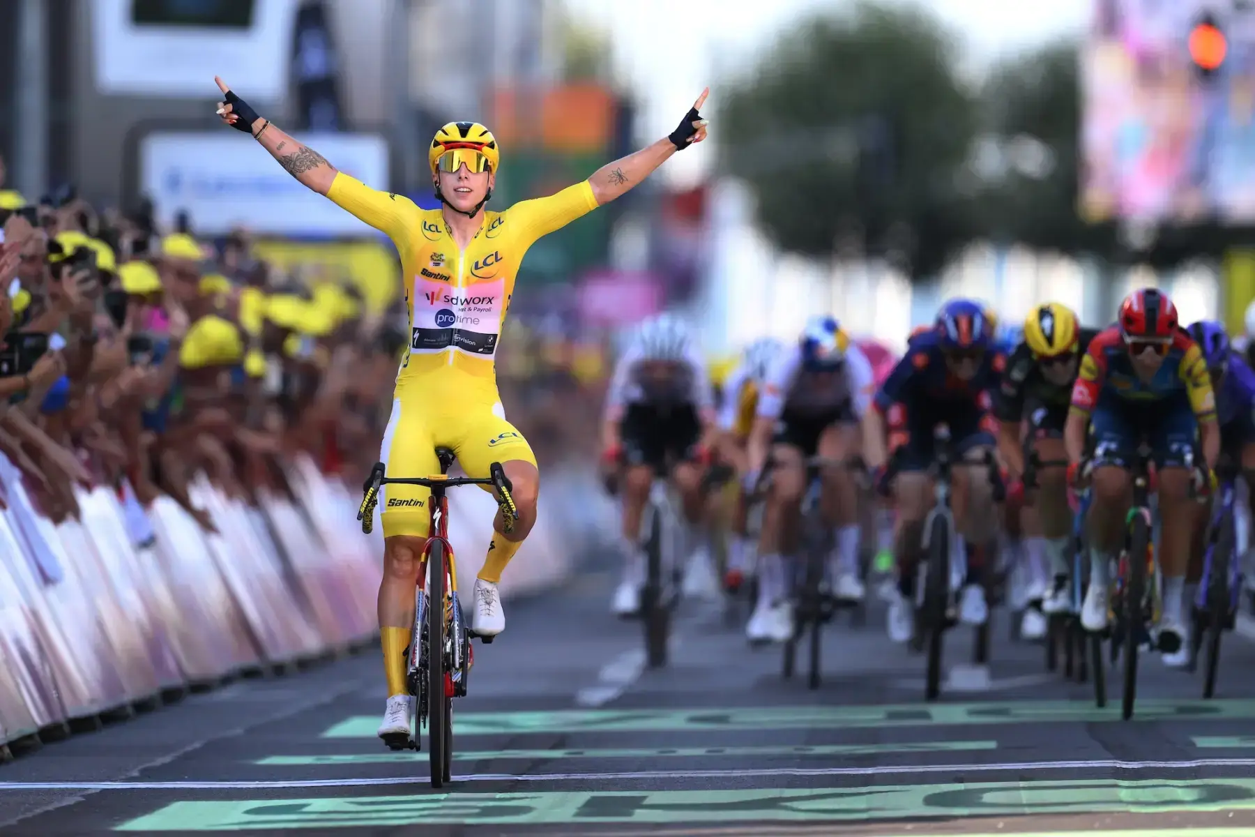 Lorena Wiebes in maglia gialla vince la tappa 2 del Tour de France Femmes 2026 a Ginevra