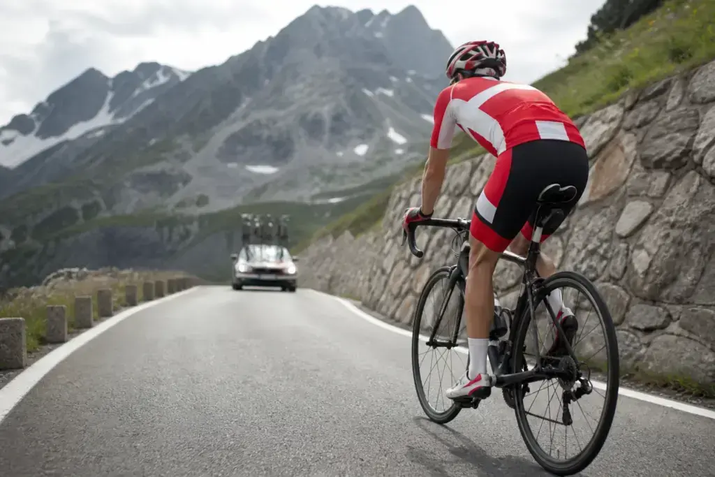 Ciclista su strada in montagna, illustrazione editoriale sul rinnovo di Marco Brenner