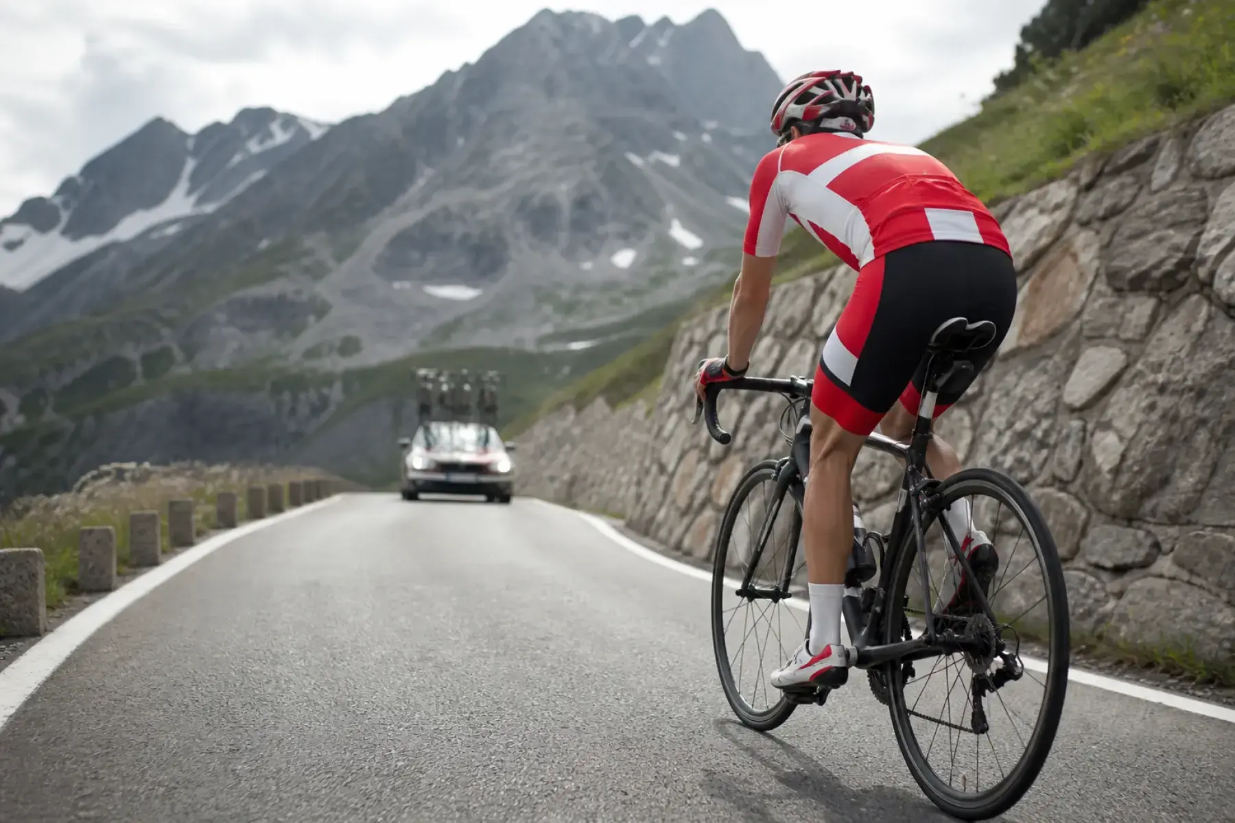 Ciclista su strada in montagna, illustrazione editoriale sul rinnovo di Marco Brenner