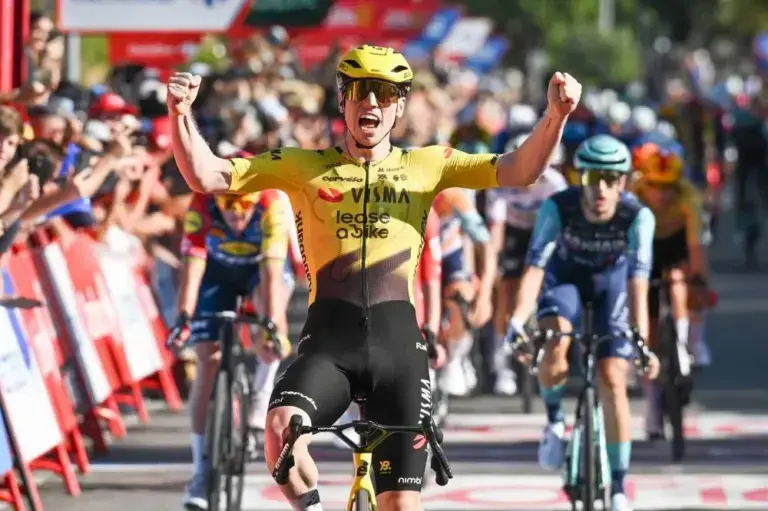 Matthew Brennan vince la tappa 2 della Vuelta 2026 a Manosque
