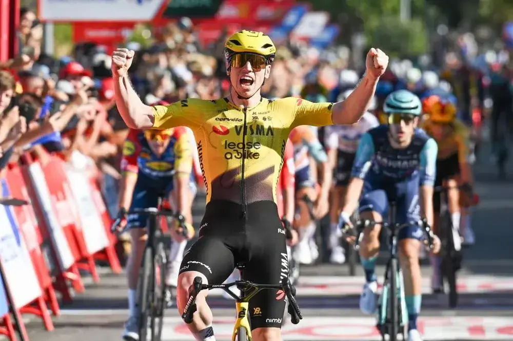 Matthew Brennan vince la tappa 2 della Vuelta 2026 a Manosque