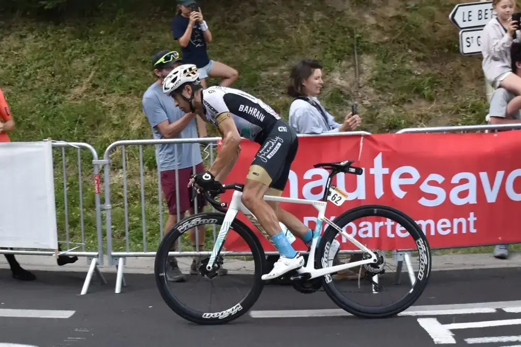 Mikel Landa in azione al Tour de France 2023
