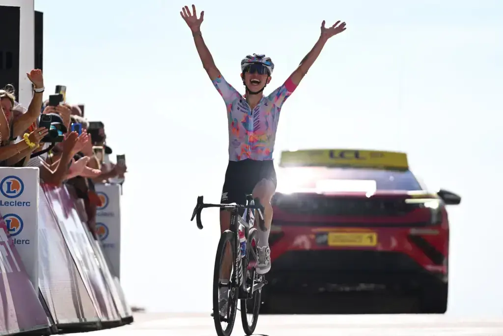 Katarzyna Niewiadoma-Phinney vince in solitaria sul Mont Ventoux la tappa 7 del Tour de France Femmes 2026