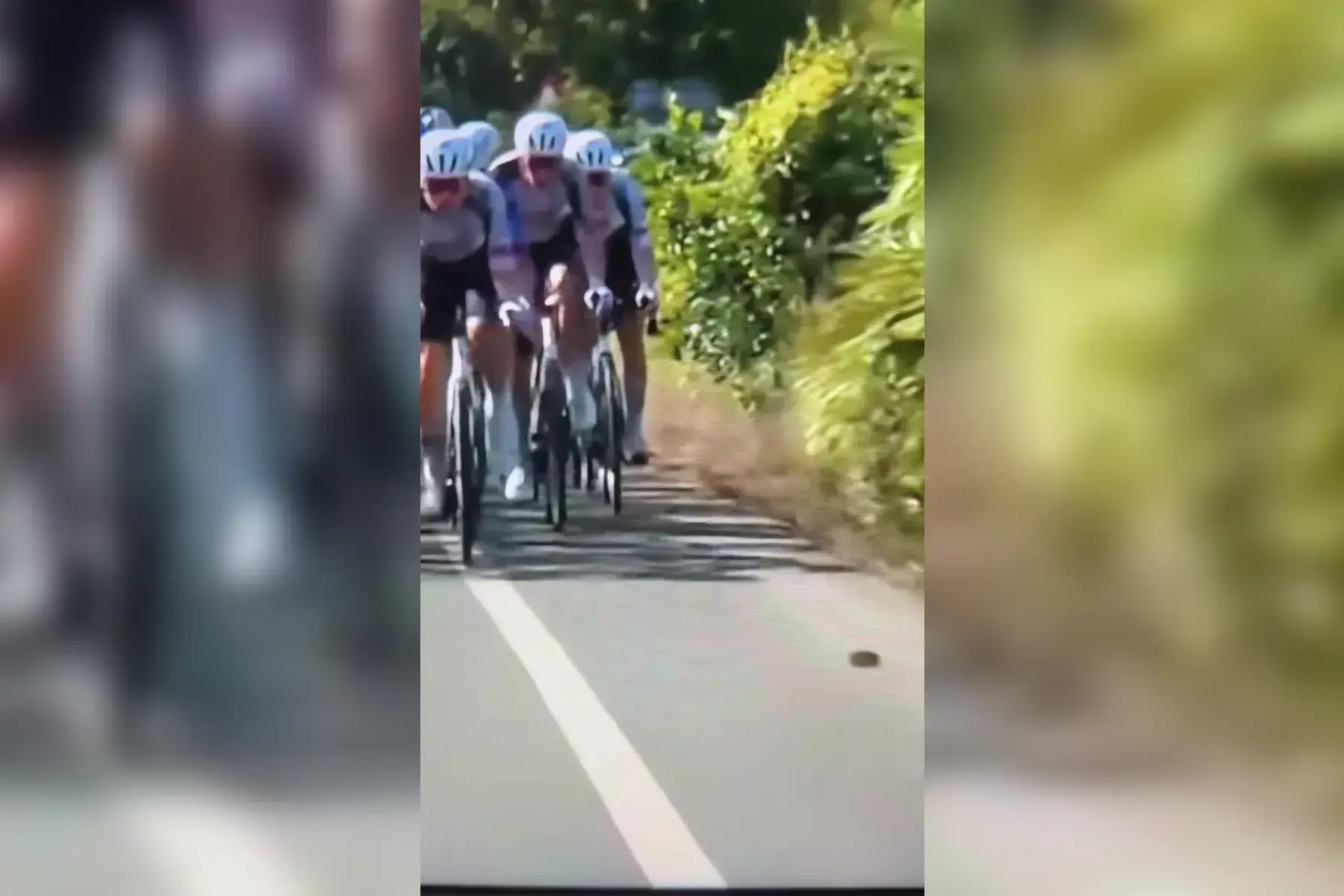 Il sasso sulla carreggiata davanti a Tadej Pogačar prima della caduta alla Vuelta 2026