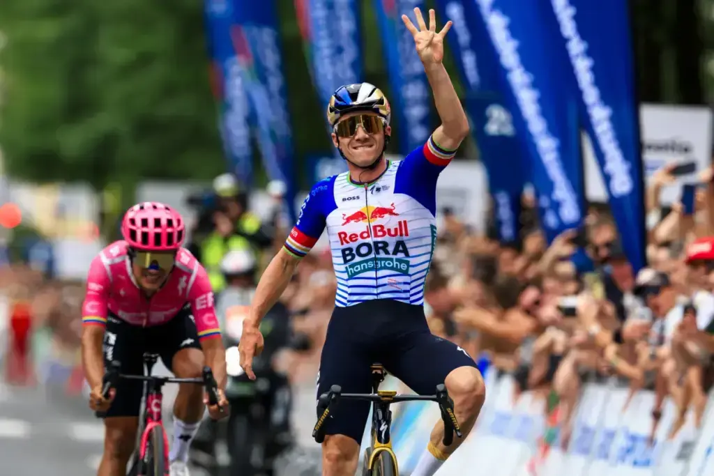 Remco Evenepoel vince la Clásica San Sebastián 2026 davanti a Richard Carapaz