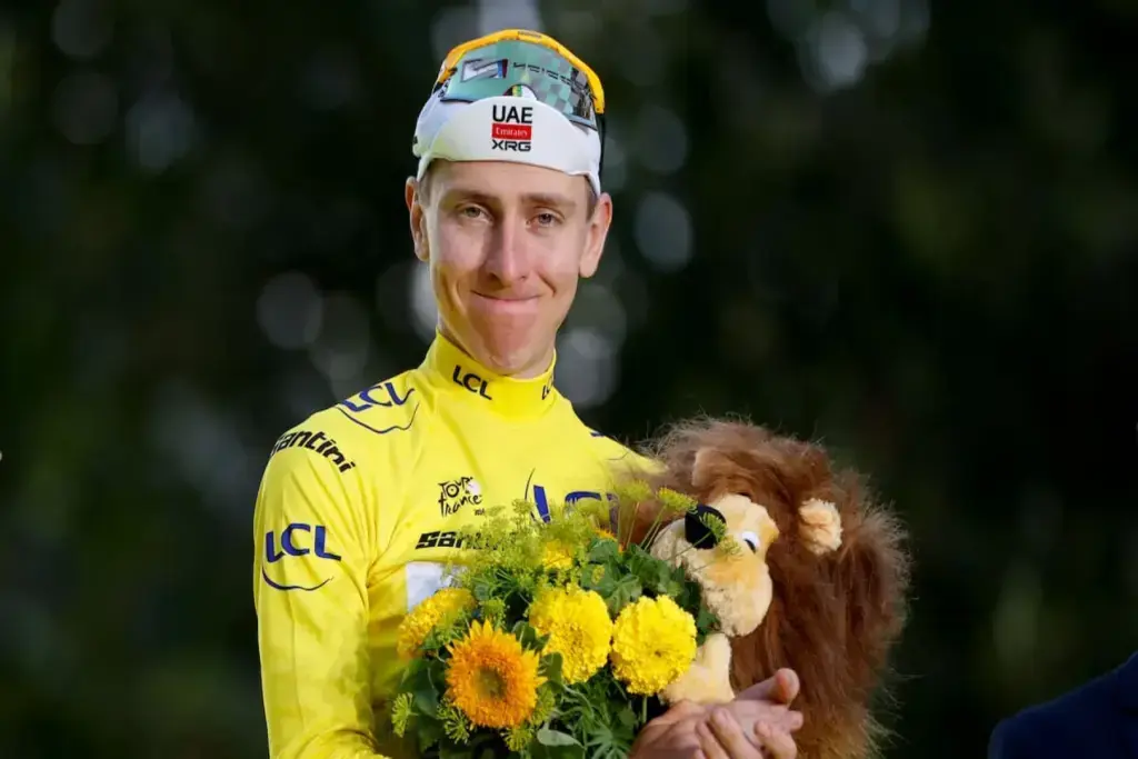 Tadej Pogačar festeggia una vittoria al Tour de France 2026 prima del ritorno alla Vuelta