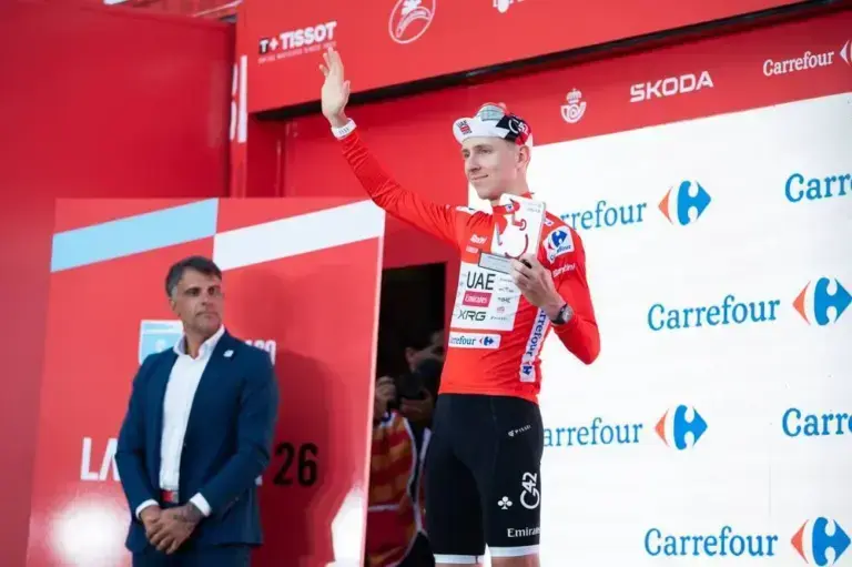 Tadej Pogačar sul podio dopo la vittoria nella tappa 1 della Vuelta 2026