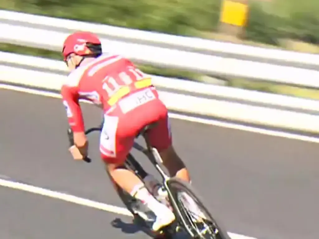 Tadej Pogačar in maglia rossa da solo nella discesa della tappa 4 della Vuelta 2026