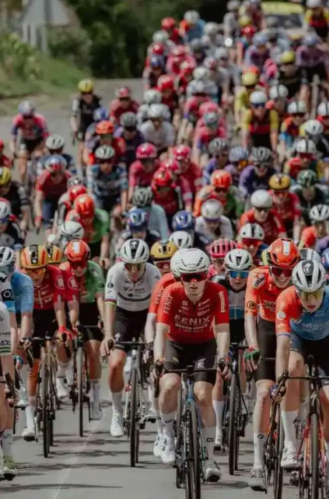 Il gruppo del Tour de France Femmes durante una tappa