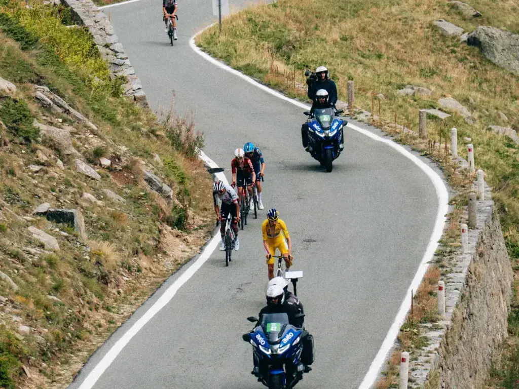 Lorenzo Finn in maglia gialla al Tour de l’Avenir 2026