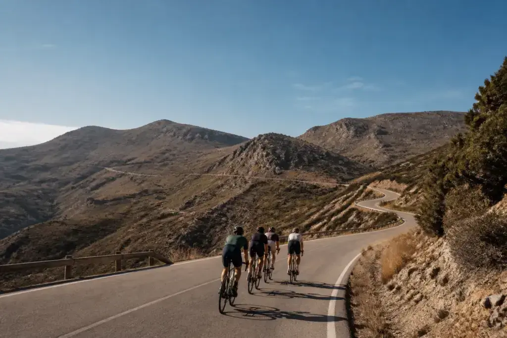 Illustrazione editoriale di ciclisti non identificabili in salita su una strada di montagna spagnola per i favoriti della Vuelta 2026