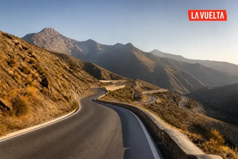 Illustrazione editoriale di una strada nella Sierra Nevada con logo ufficiale La Vuelta per il percorso 2026