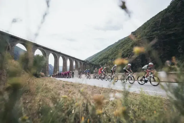 Il gruppo nella tappa 3 della Vuelta 2026 verso Font Romeu