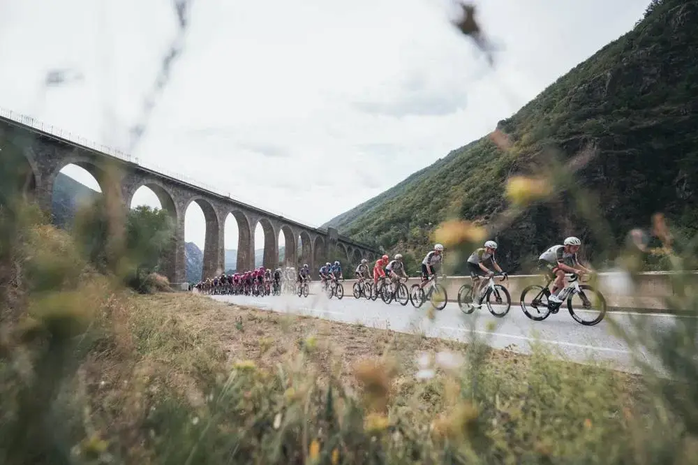 Il gruppo nella tappa 3 della Vuelta 2026 verso Font Romeu