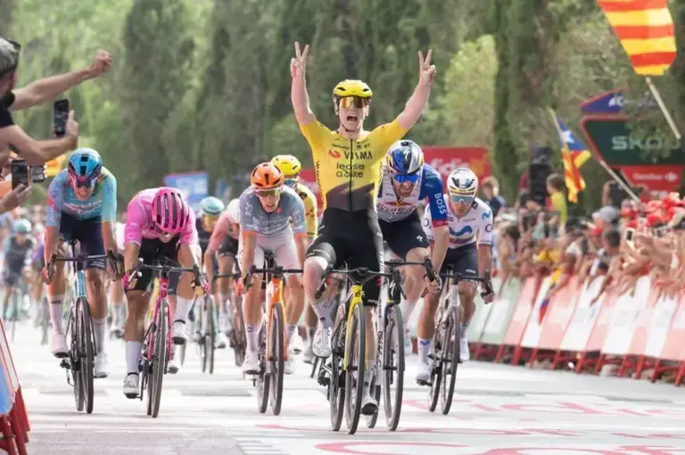 Matthew Brennan esulta al traguardo di Roquetes dopo la vittoria nella tappa 5 della Vuelta 2026