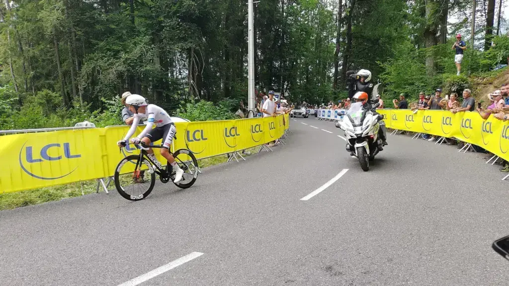 Tadej Pogačar in posizione da cronometro al Tour de France 2023, foto d archivio