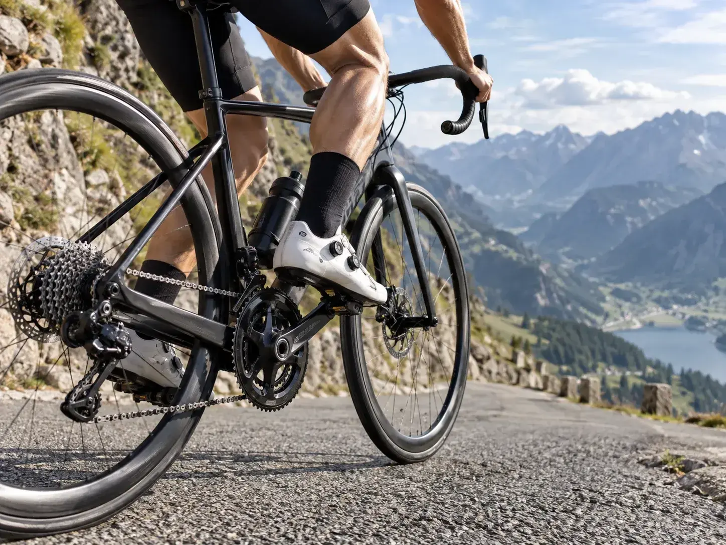 Illustrazione editoriale per Bassa cadenza nel ciclismo: forza resistente, RPM e protocollo
