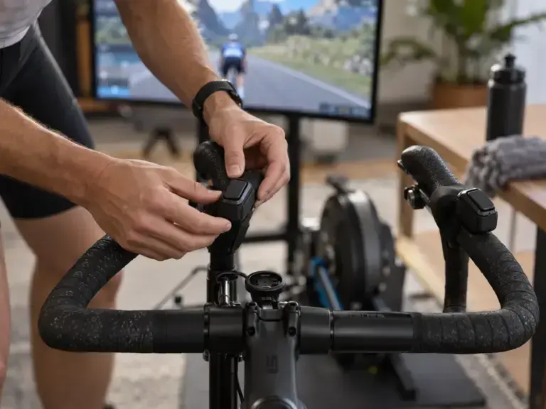 Illustrazione editoriale per Rouvy ora funziona con Zwift Ride, Cog e Click: compatibilità e configurazione