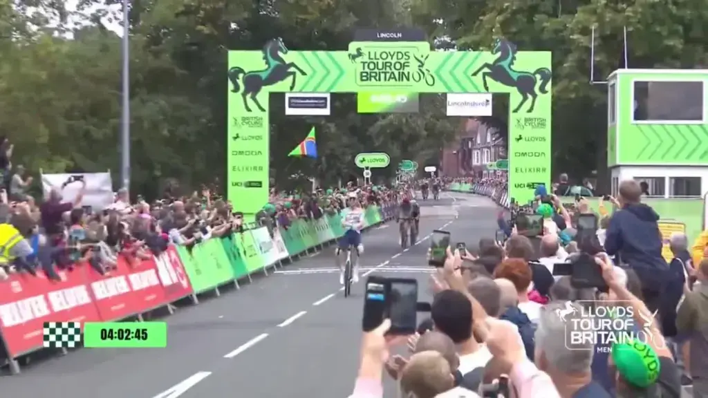 Lewis Askey sul traguardo di Lincoln nella tappa 1 del Tour of Britain 2026