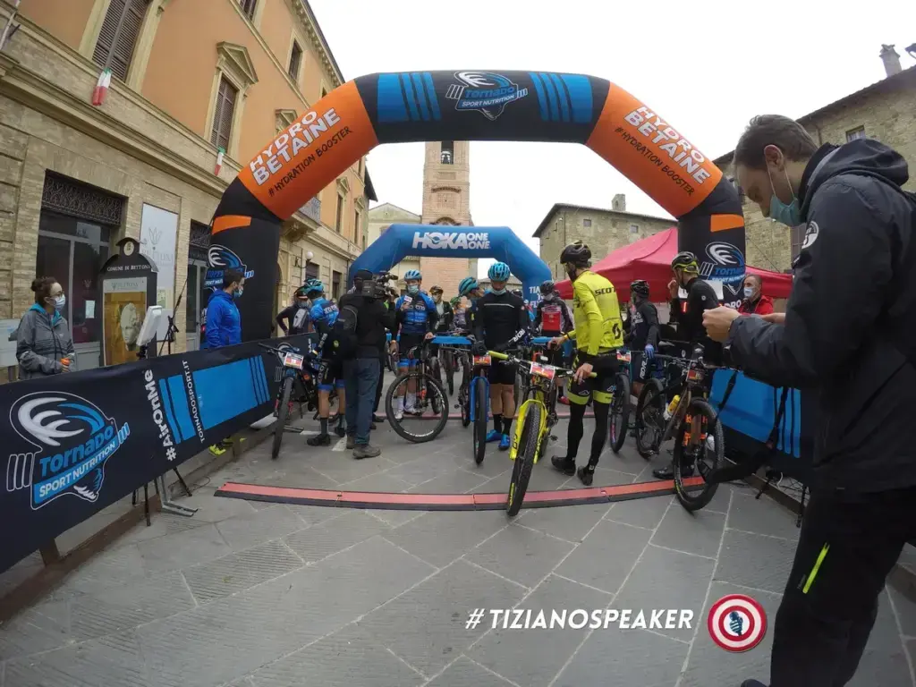 Mountain biker alla partenza di un evento dell’ASD Bettona MTB