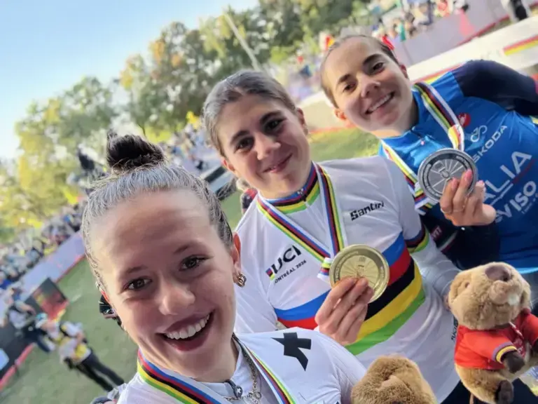 Il podio dei Mondiali juniores donne 2026: Neira oro, Rossignoli argento e Grossmann bronzo