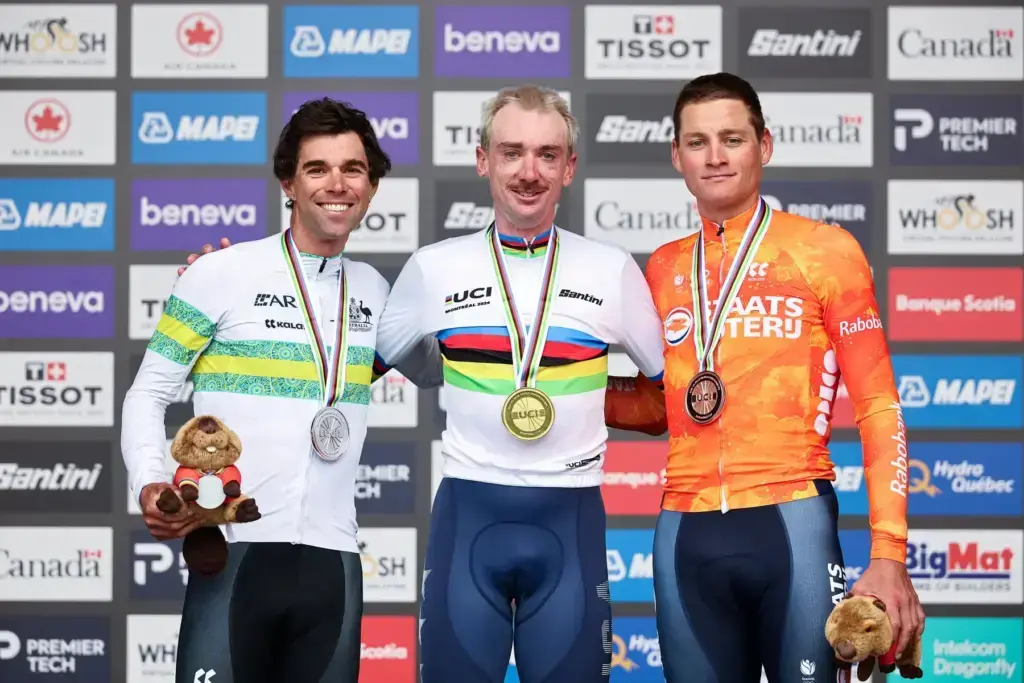 Brandon McNulty con Michael Matthews e Mathieu van der Poel sul podio dei Mondiali 2026