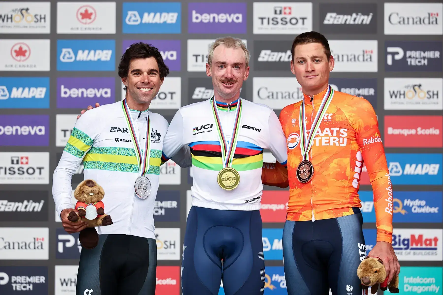 Brandon McNulty con Michael Matthews e Mathieu van der Poel sul podio dei Mondiali 2026
