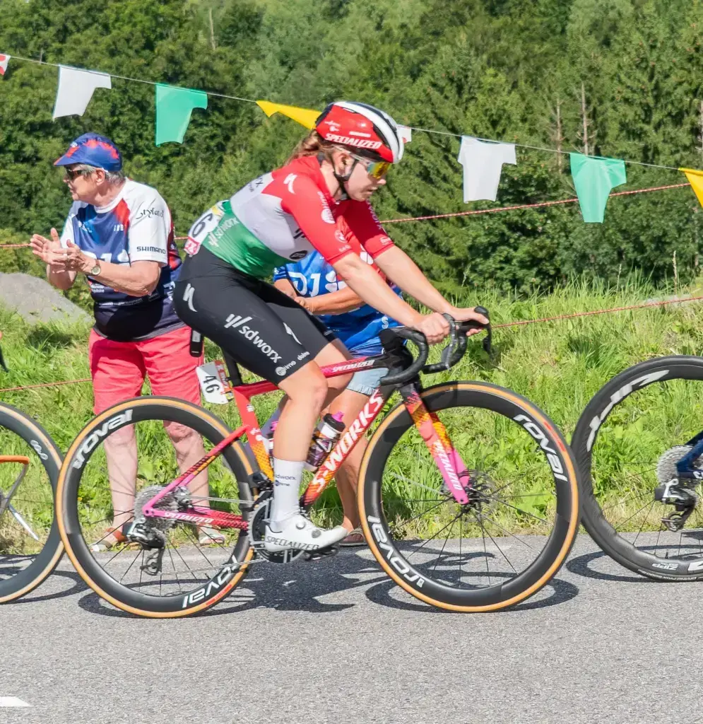 Blanka Vas in gara con la maglia di campionessa ungherese