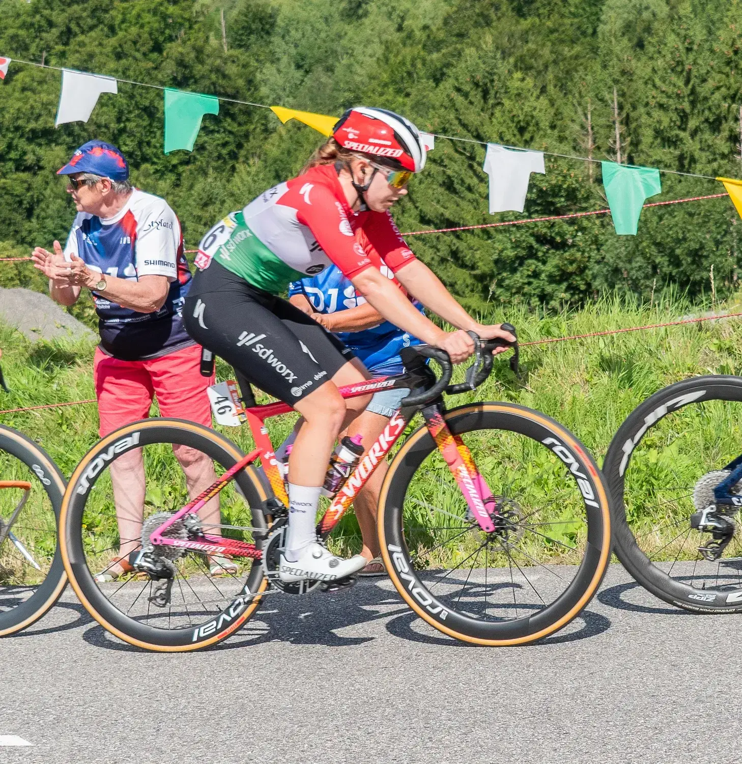 Blanka Vas in gara con la maglia di campionessa ungherese