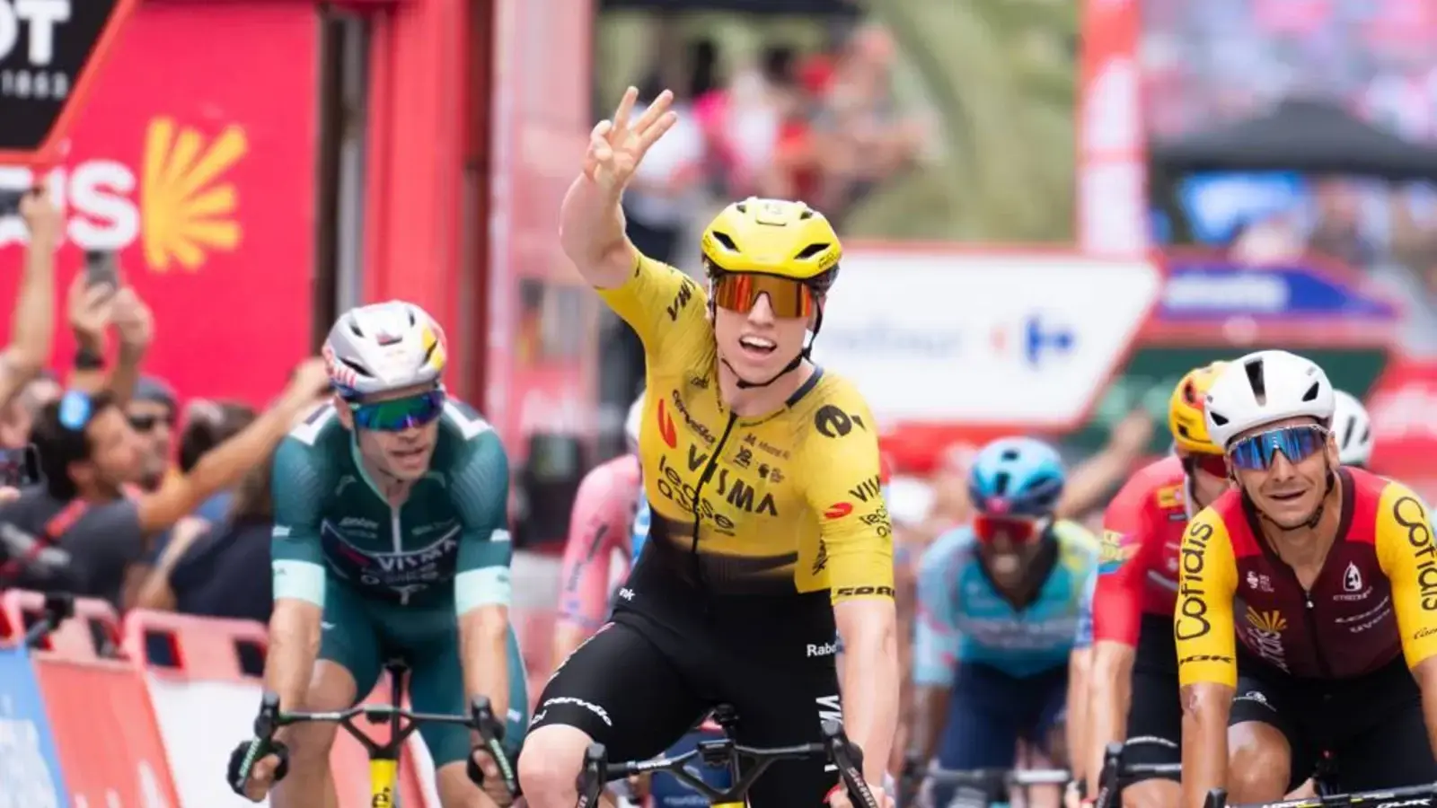 Matthew Brennan festeggia la vittoria nella tappa 11 della Vuelta 2026 a Lorca