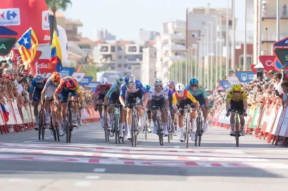 Bryan Coquard vince lo sprint della tappa 8 della Vuelta 2026 a Xeraco