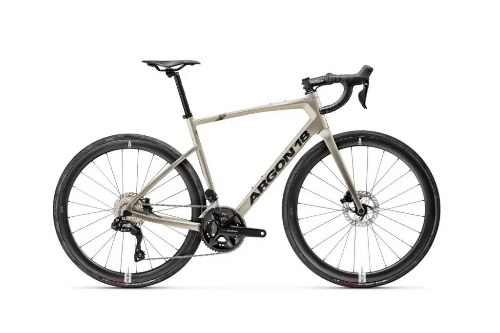 Argon 18 Equation Shimano 105 Di2 MY2026, bicicletta completa. Foto Argon 18.