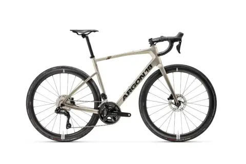 Argon 18 Equation Shimano 105 Di2 MY2026, bicicletta completa. Foto Argon 18.