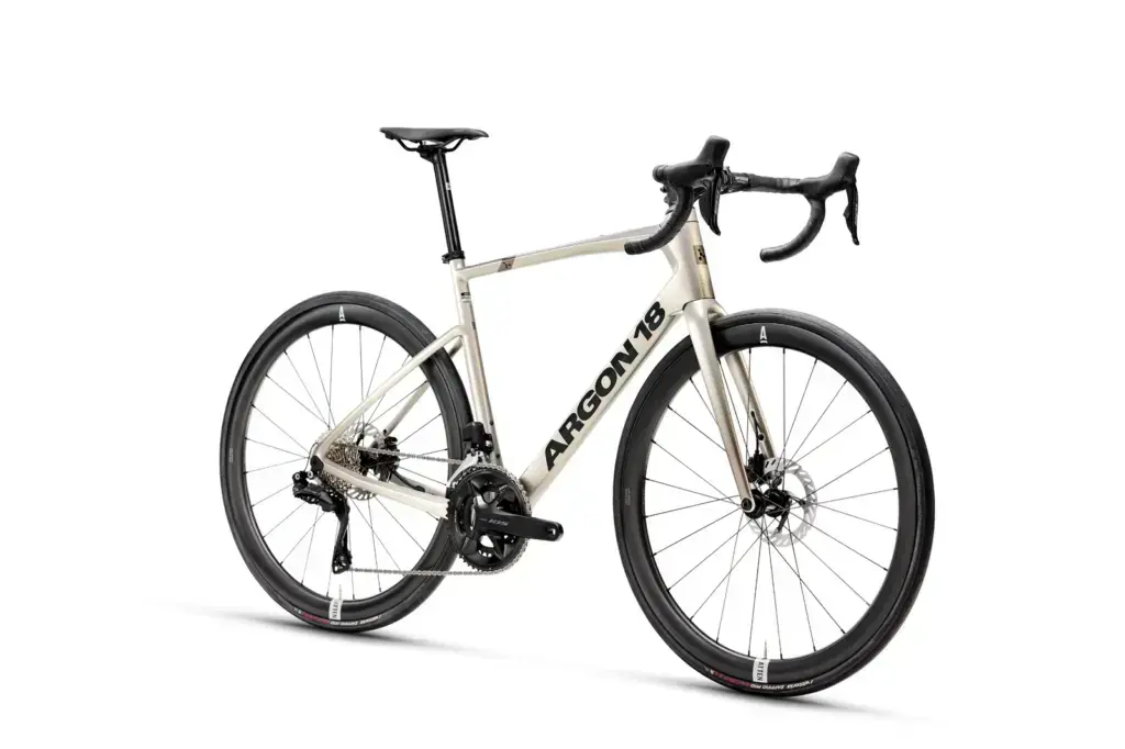 Argon 18 Equation Shimano 105 Di2 MY2026, seconda vista ufficiale della stessa configurazione. Foto Argon 18.