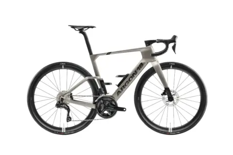 Argon 18 Nitrogen Shimano 105 Di2 MY2026, bicicletta completa. Foto Argon 18.