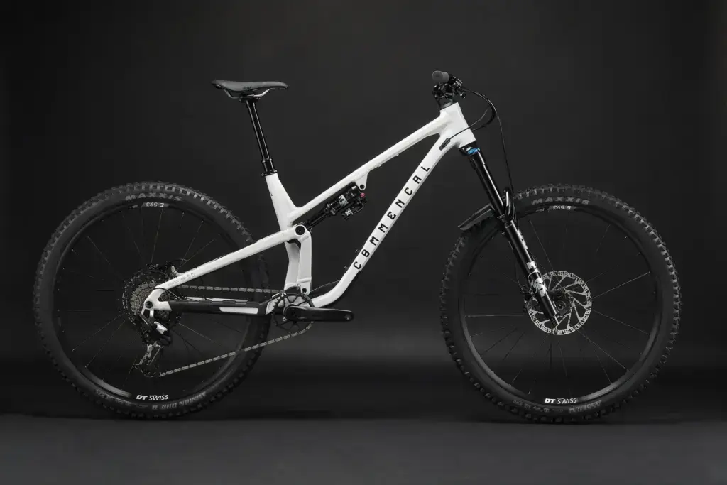 Commencal META V5 ESSENTIAL PURE WHITE 2027: seconda vista ufficiale