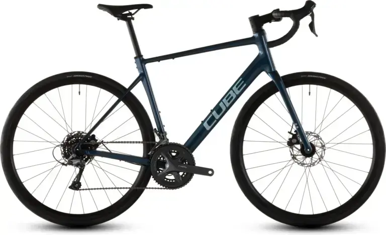 Cube Attain Pro 2026 in alluminio blu, vista laterale completa