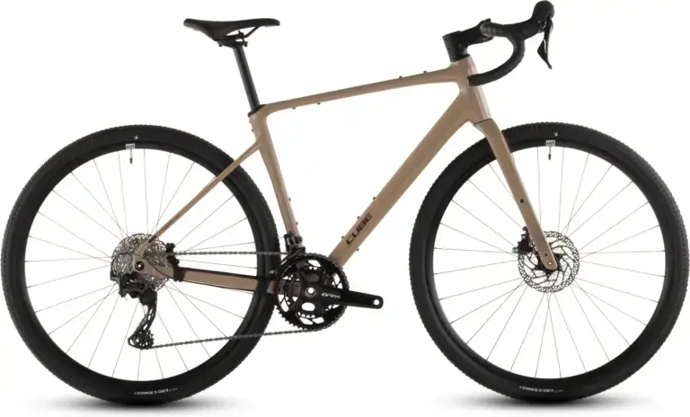 Cube Nuroad Race 2026 cappuccino e nera, bici completa vista laterale