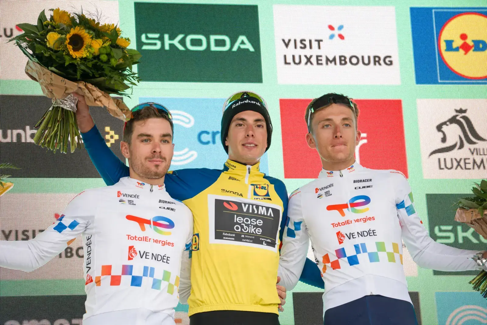 Davide Piganzoli sul podio dopo la tappa 5 e la vittoria al Tour de Luxembourg 2026