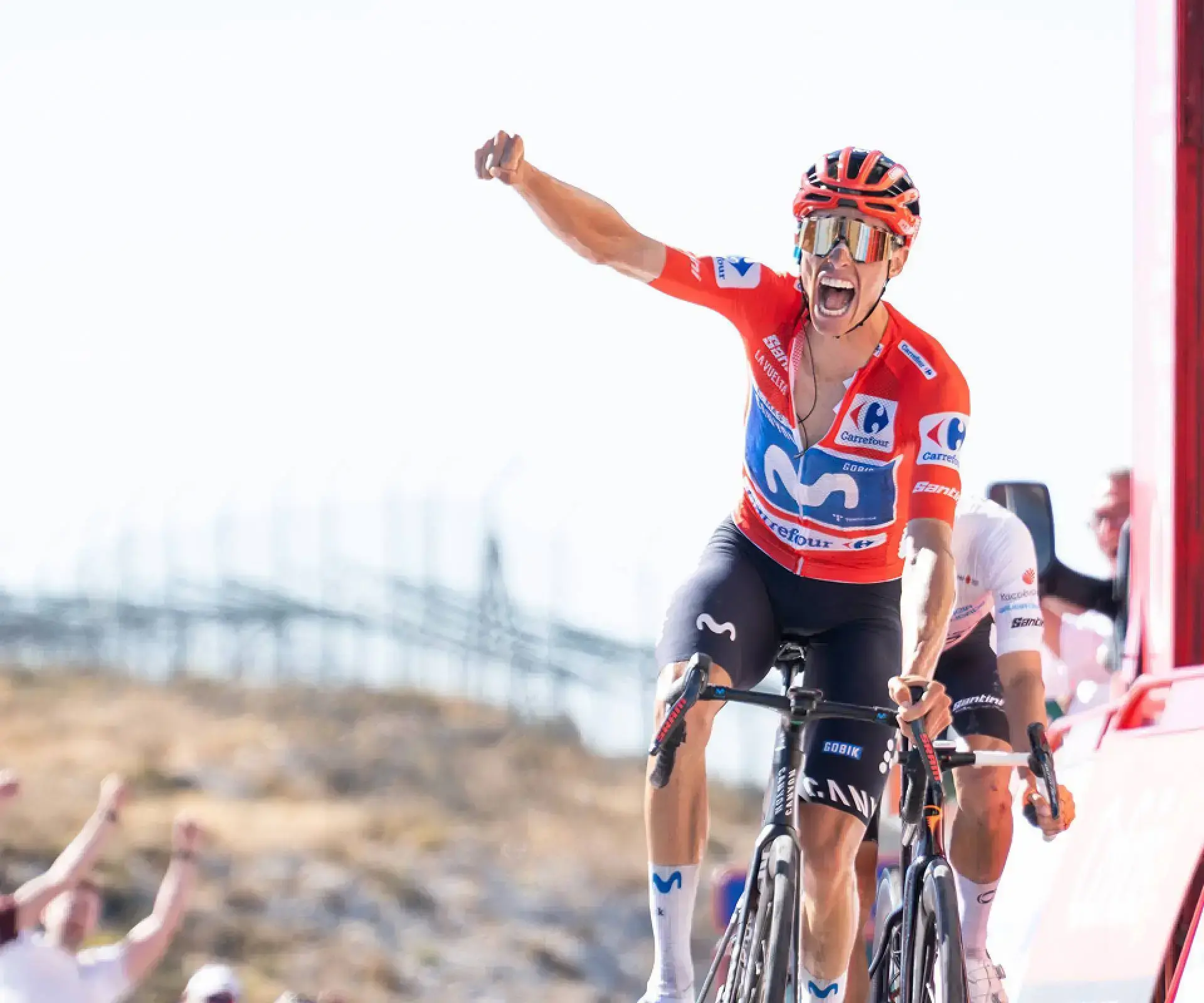 Enric Mas festeggia la vittoria nella tappa 9 della Vuelta 2026 sull’Alto de Aitana