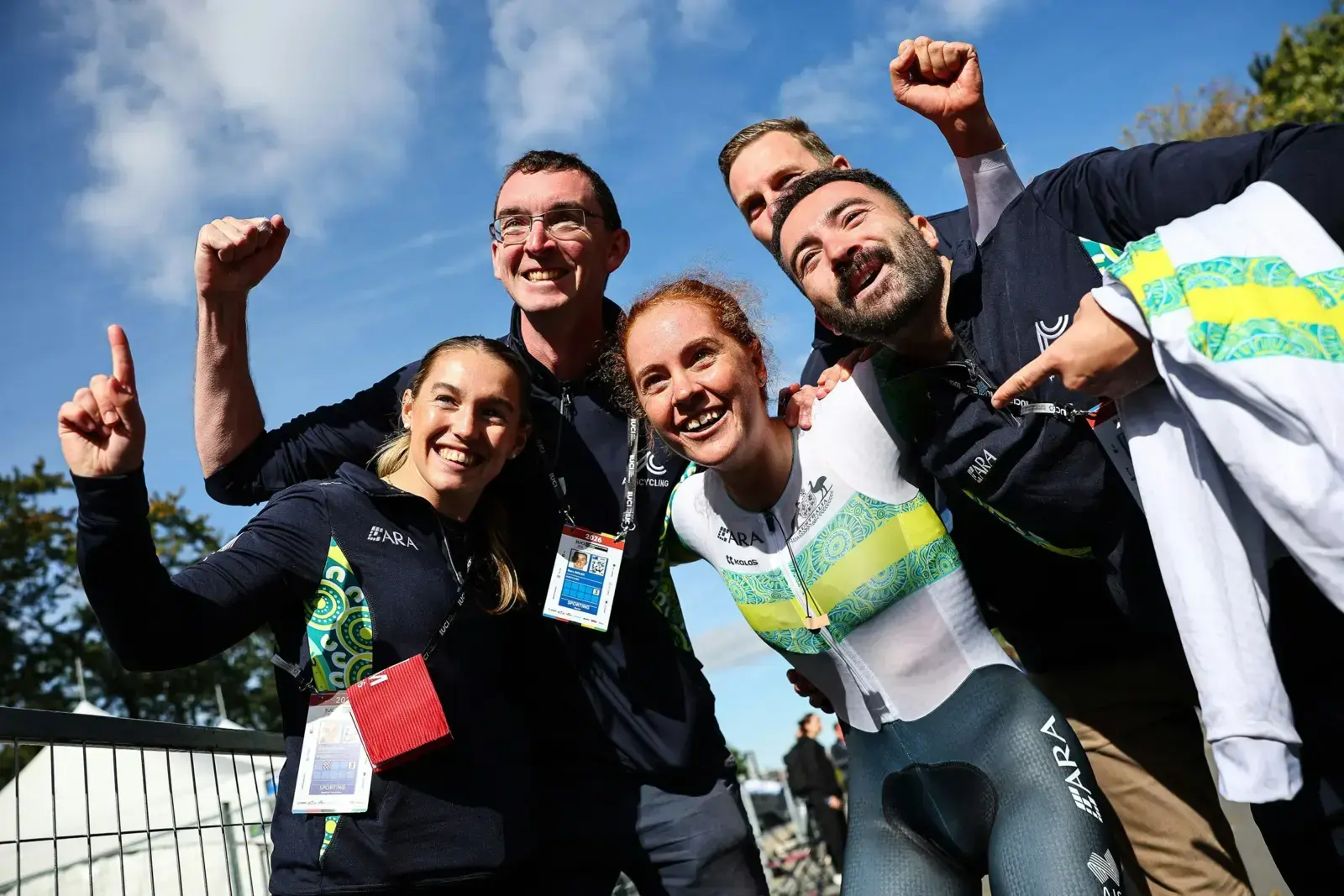 Felicity Wilson-Haffenden festeggia il titolo mondiale U23 a cronometro 2026 con lo staff australiano