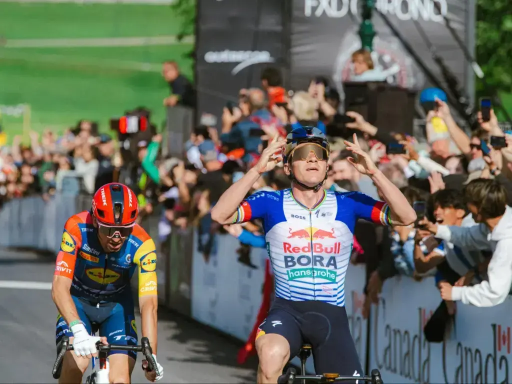 Remco Evenepoel precede Giulio Ciccone all’arrivo del GP Quebec 2026
