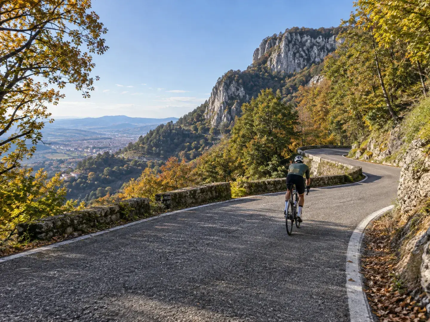 Illustrazione editoriale di un ciclista su una salita delle Prealpi bergamasche