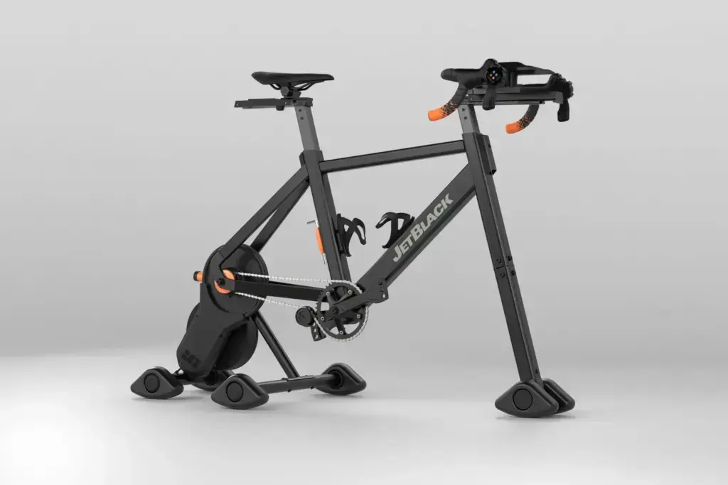 JetBlack Victory Frame montato sul trainer Victory per il ciclismo indoor