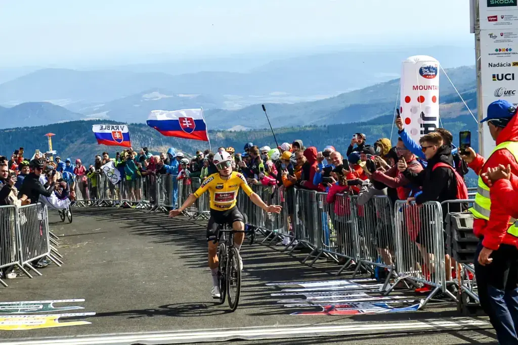 Lennert Van Eetvelt vince in maglia gialla la tappa 5 del Tour of Slovakia 2026 sul Kráľova hoľa