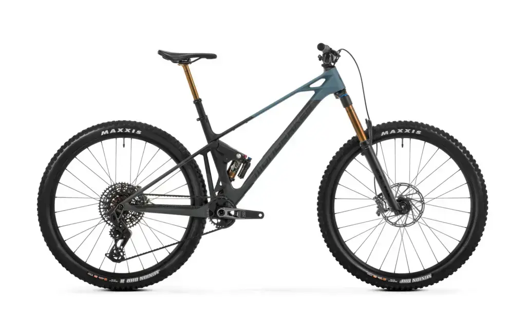 Mondraker RAZE CARBON RR 2026, MTB trail in carbonio vista lateralmente