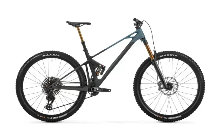Mondraker RAZE CARBON RR 2026, MTB trail in carbonio vista lateralmente