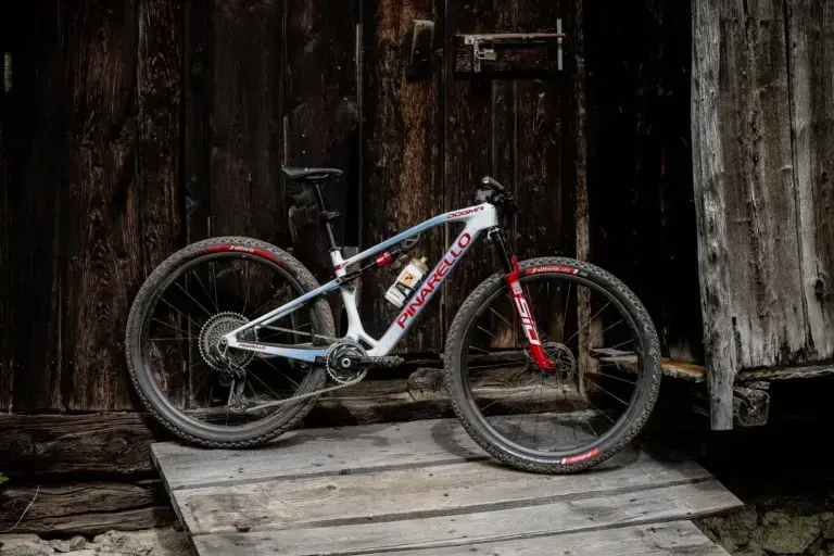 Pinarello Dogma XC full suspension usata da Tom Pidcock ai Mondiali MTB 2026